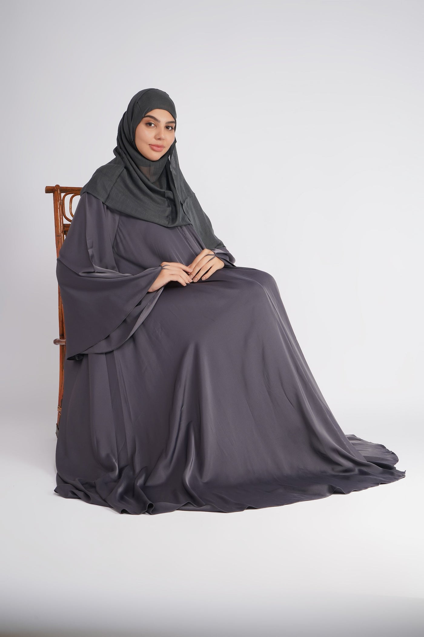 5 Modern Ways to Style a Black Abaya for Everyday Elegance & Formal Evenings